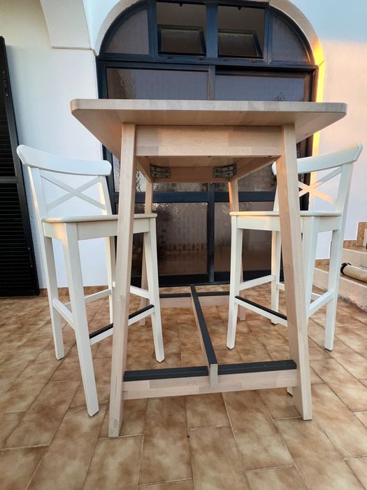 Mesa alta + duas cadeiras altas com encosto IKEA