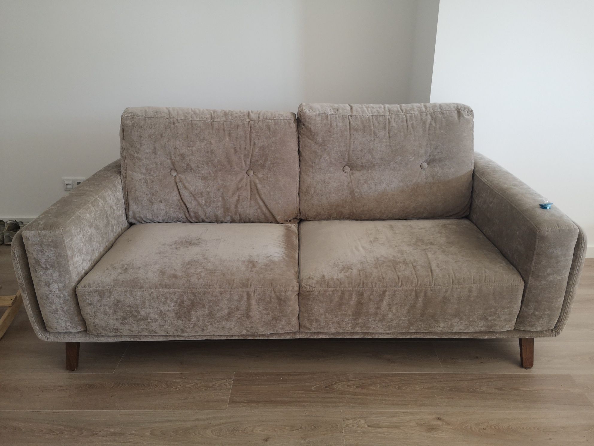 Sofa forrado tecido chenille cor toupe