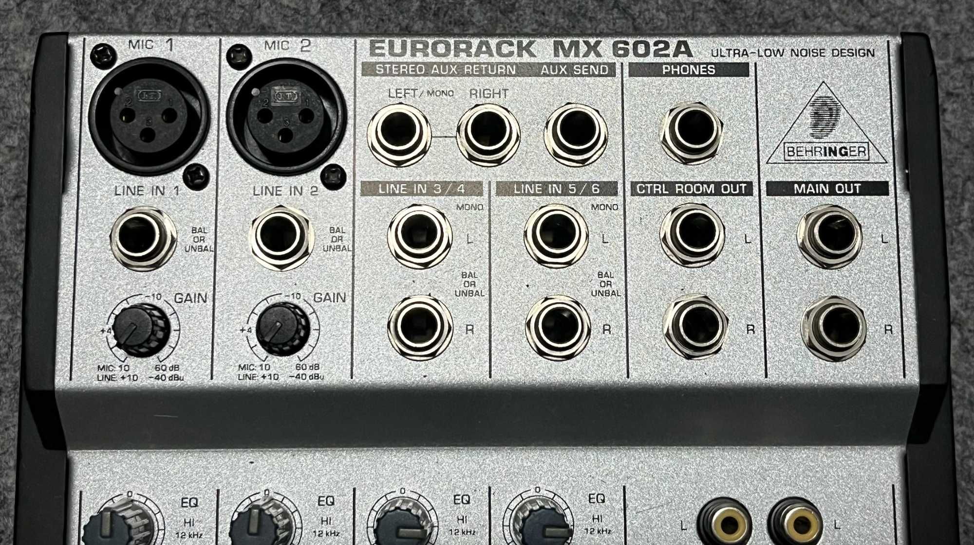 Mesa de mistura Behringer Eurorack MX602A