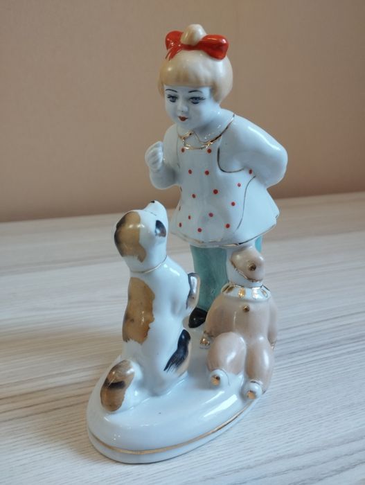 Фарфоровая статуэтка (Девочка с собачкой)"А ну-ка отними"