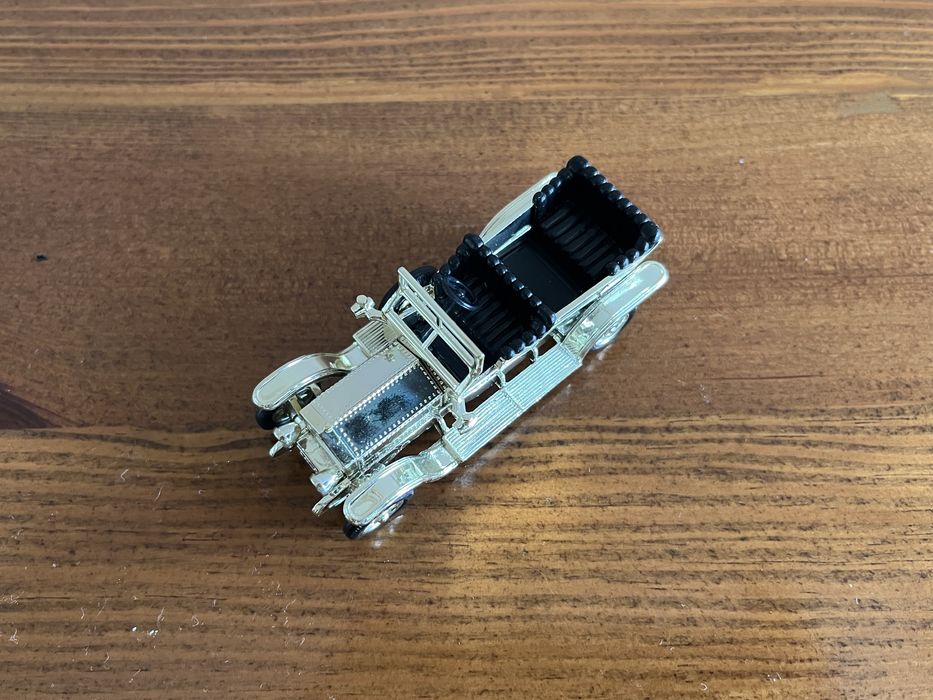 Sprzedam autko Rolls Royce Silver Ghost" z serii "Days Gone"  Lledo