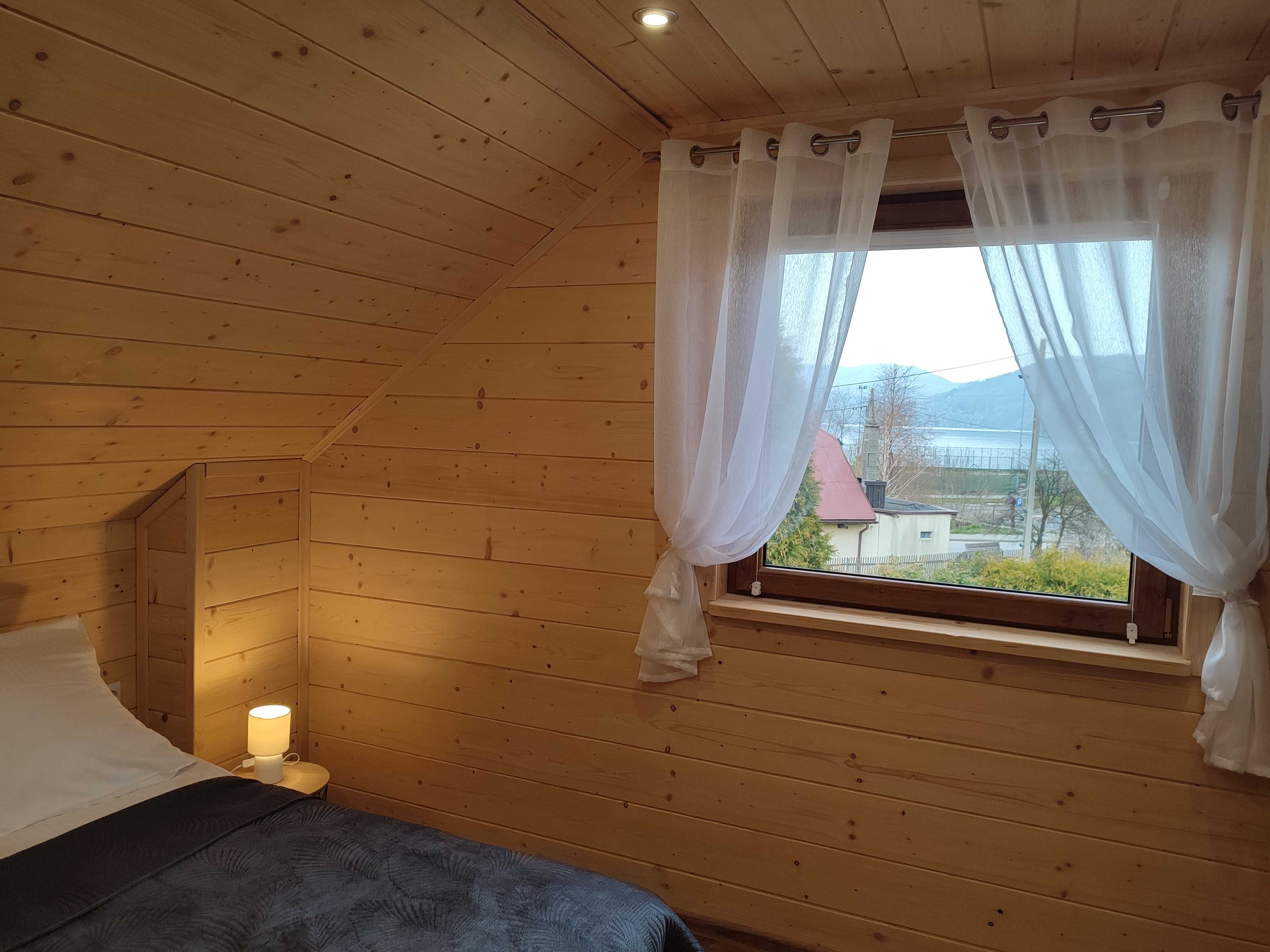 Domek w górach, nad jeziorem,