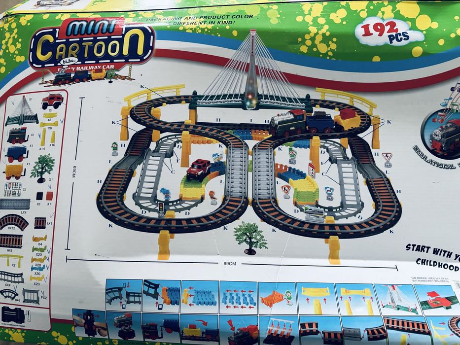 Tor kolejkowy z swiecącym mostem