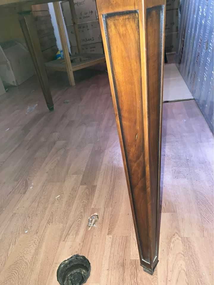 Mesa de jantar oval em cerejeira maciça