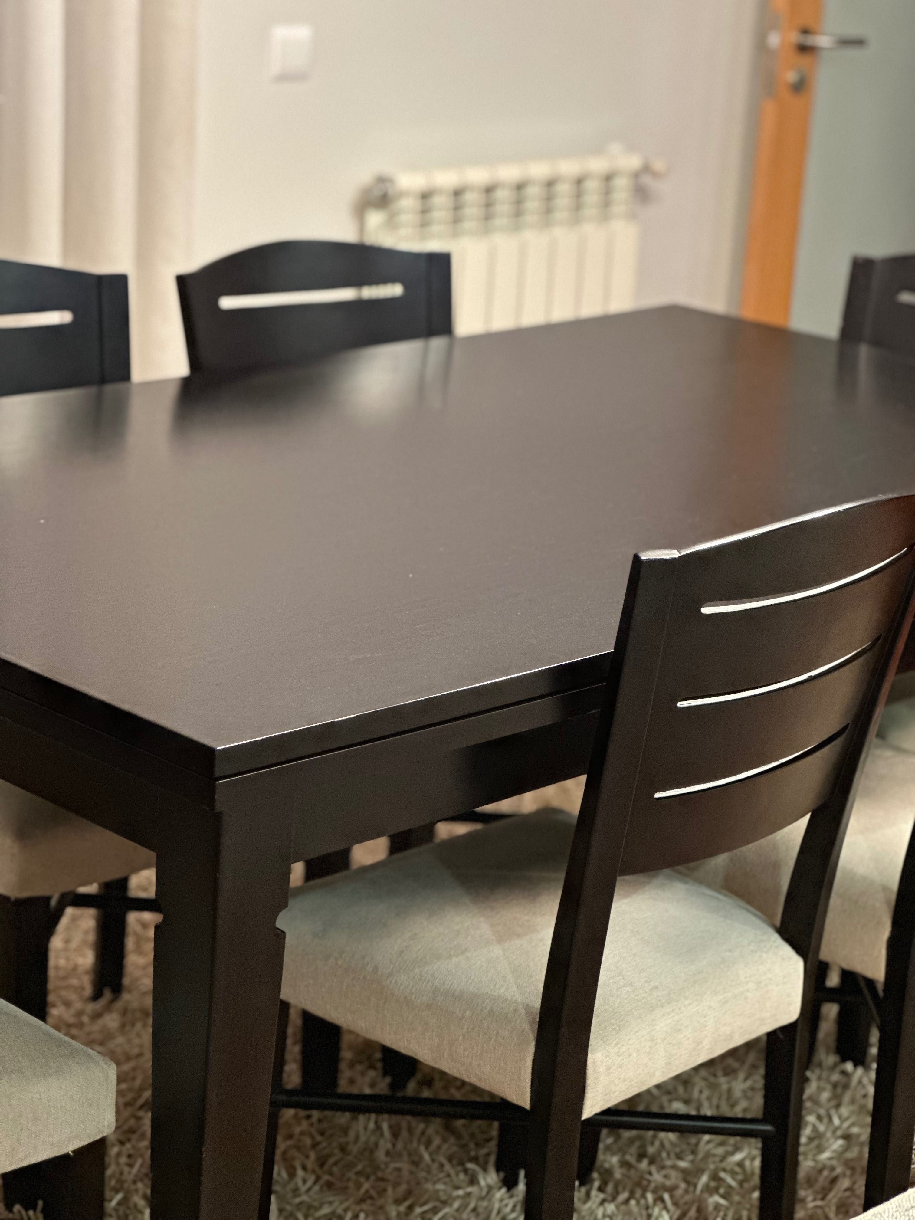 Mesa de jantar extensível em madeira e cadeiras