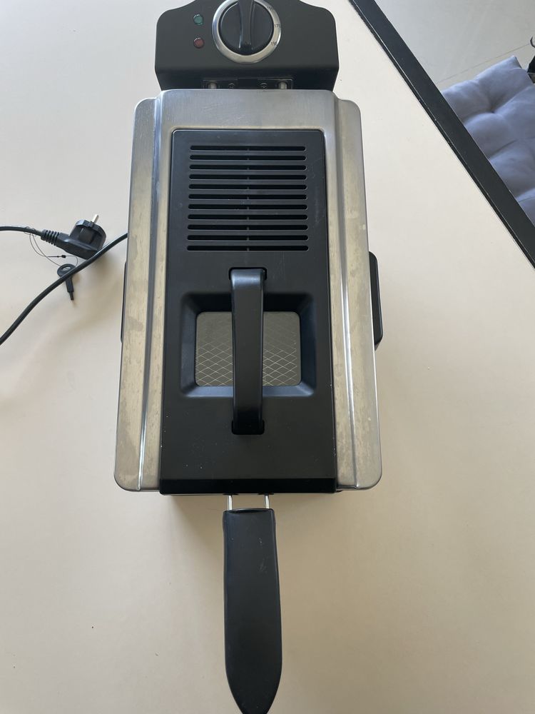 Фритюрниця Russell Hobbs полупрофесійна