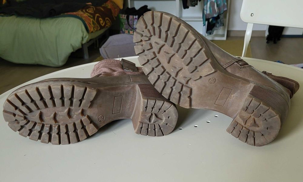 Botas em pele - TAM 35