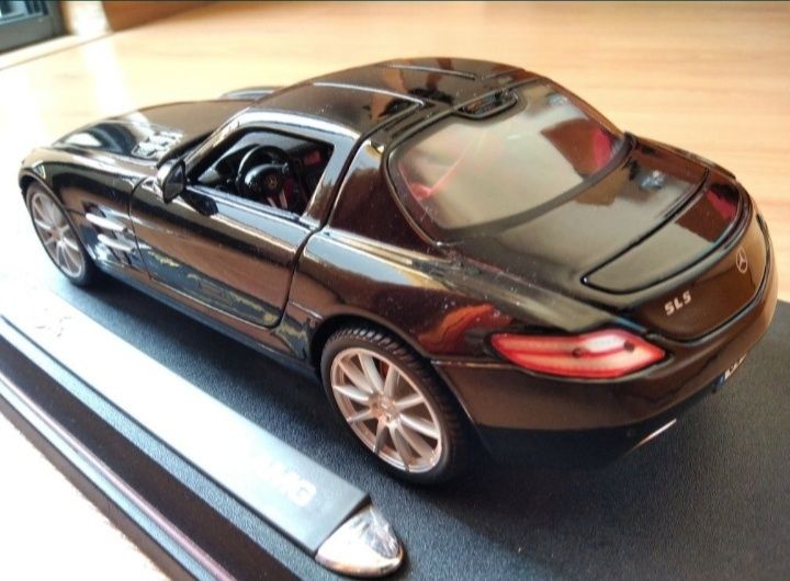 Mercedes Benz SLS AMG 
Mercedes Benz SLS AMG 
Escala 1:18, com base.