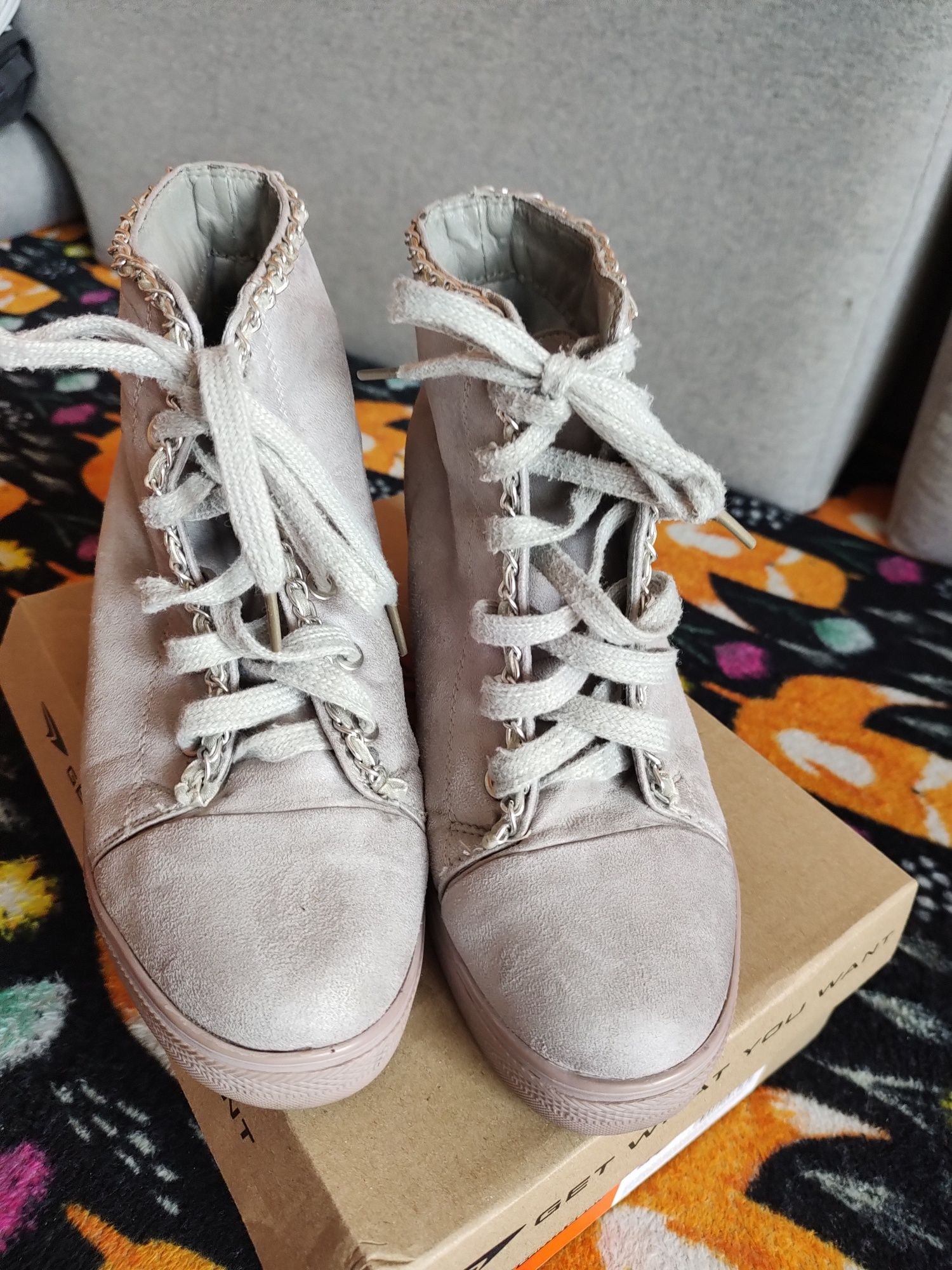 Sneakersy botki na koturnie z łańcuszkiem 39