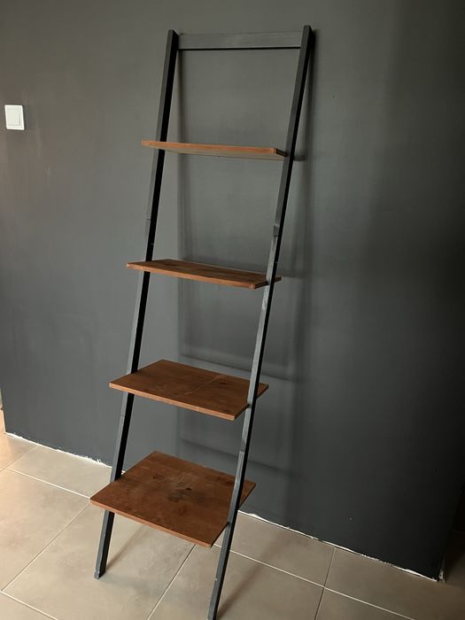 Regał drewniny z action