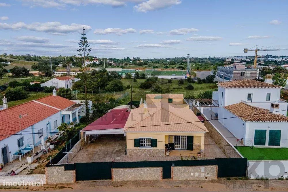 "Moradia isolada T3 com jardim, estacionamento coberto, vista de campo