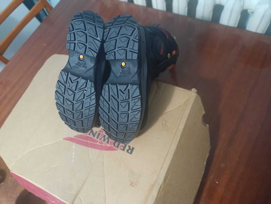 Продам дві пари термовзуття Red Wing Shoes. Розмір 39, made in Italy.