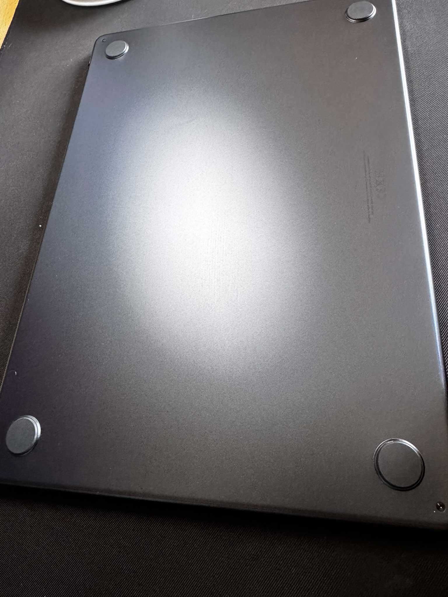 MacBook Air 15" M2 8/256 + Case UNIQ, GWARANCJA