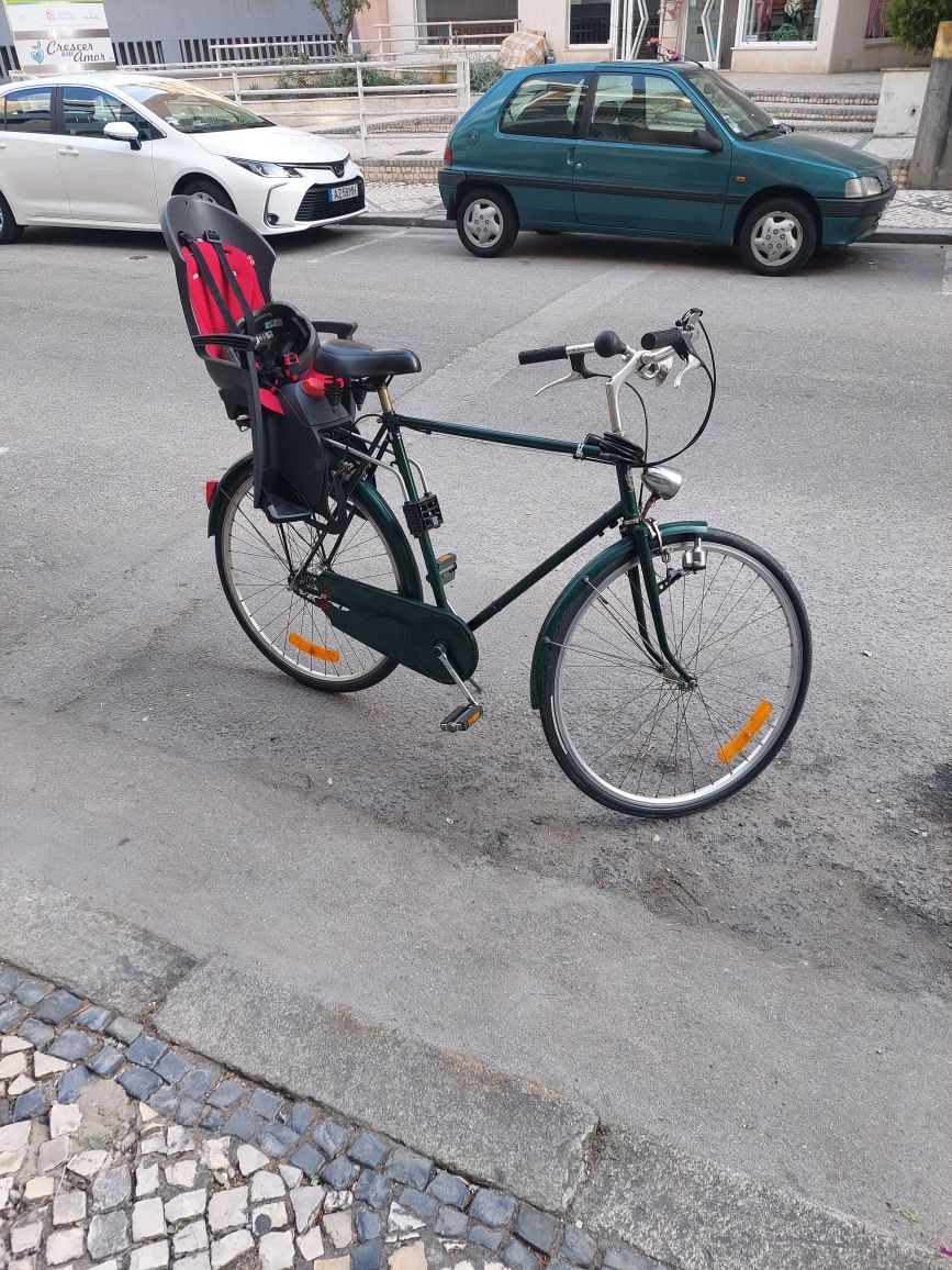 Bicicleta clássica com cadeirinha de criança