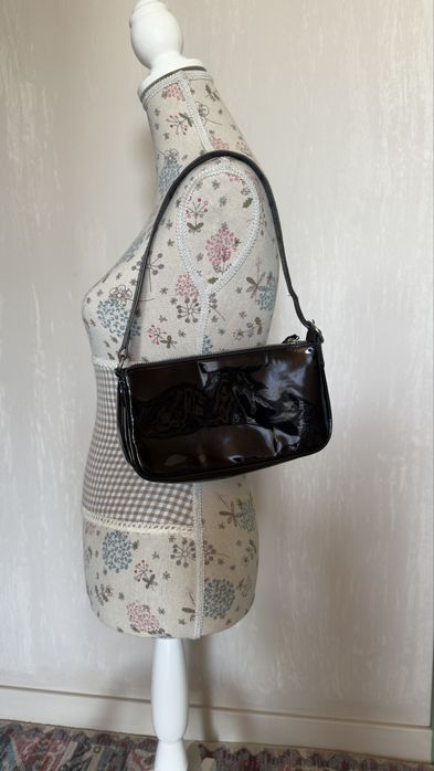 Лакована чорна сумка-багет