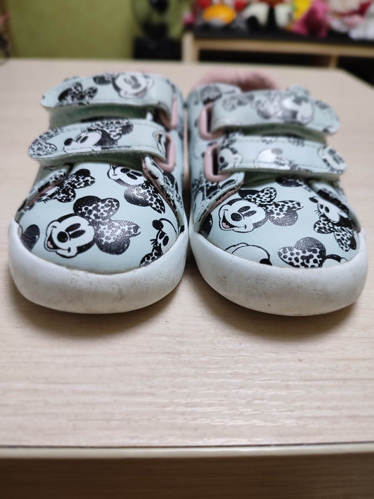 Кросівки мокасіни сандалі для дівчинки Minnie mouse H&M 12-13см