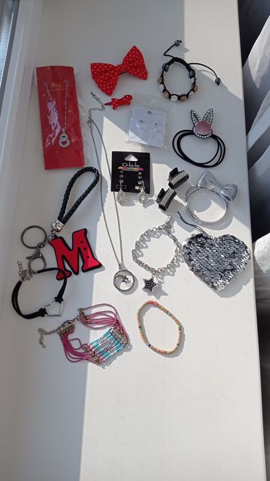 Лот жіночих прикрас / біжутерія/аксесуари для волосся/браслети/брелок