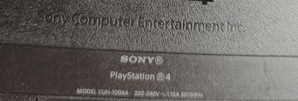 PS4 com comando e jogo FiFa20