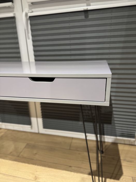 Siwa szara konsola biurko dwie szuflady na stalowych nogach
