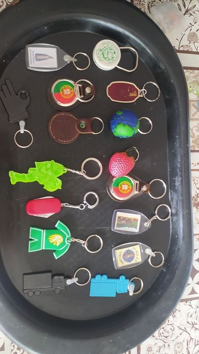 Selos, isqueiros, porta chaves, relógios, galhardetes e livros faturas