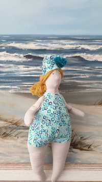 Lalka Tilda na plaży plażowa przytulanka hand-made dla dziewczynki