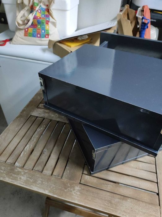 2 mesas de cabeceira suspensas