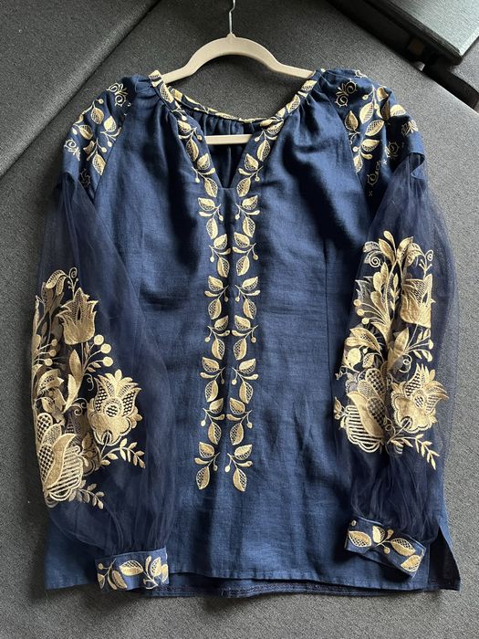 Оригінальна вишита сорочка з дуже красивими рукавами