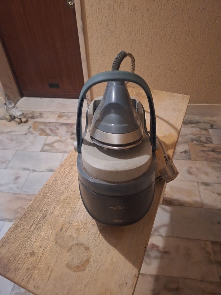 Ferro de engomar com caldeira