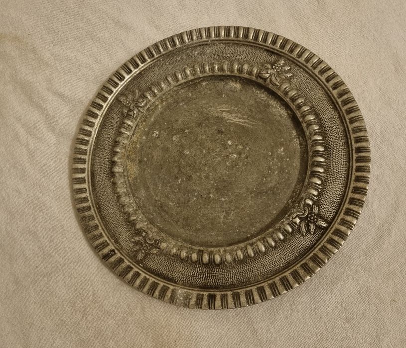 Prato Antigo em Ferro medidas nas fotos