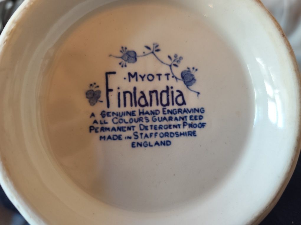 Dzbanek porcelanowy z przykrywką wysokość 24 cm