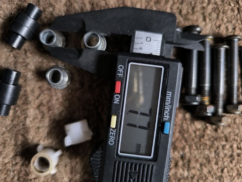 Ось с болтом в для роликов , самокатов ,сумок диам 5-8 мм.Длина разная