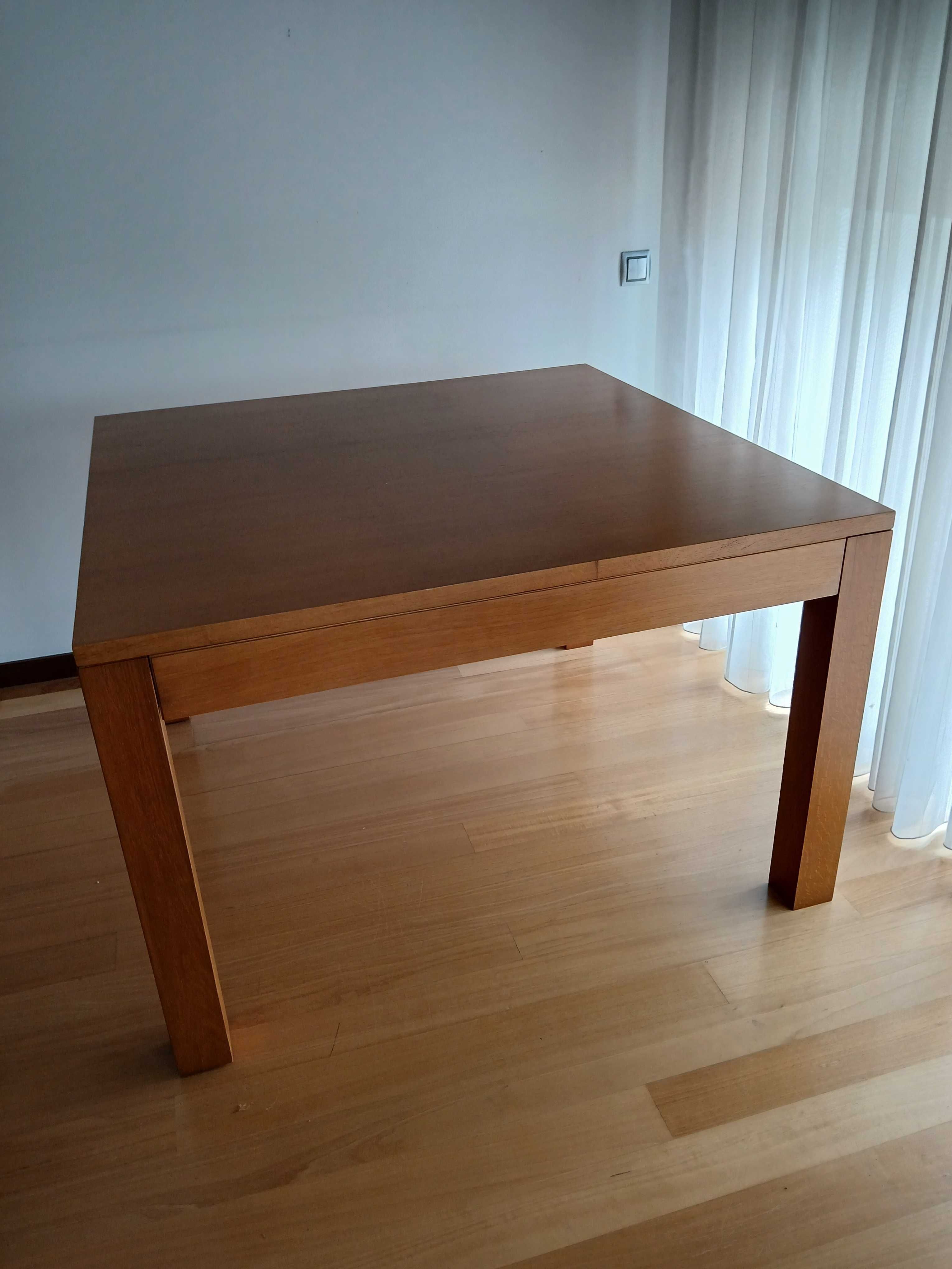 Mesa de sala de jantar em cerejeira