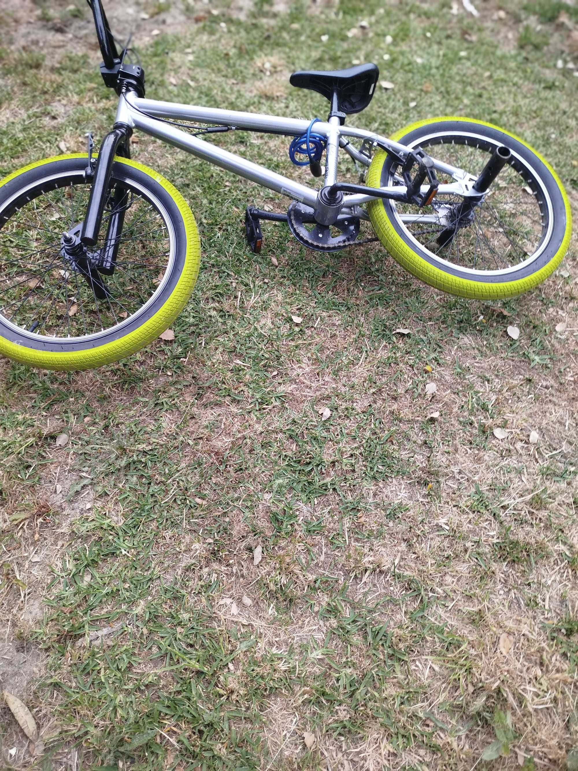 Bicicleta BMX usada .