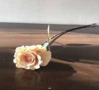 Sztuczna róża na gałązce 048tknkw