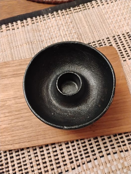 Podstawka pod kadzidełka ,żeliwny świecznik.