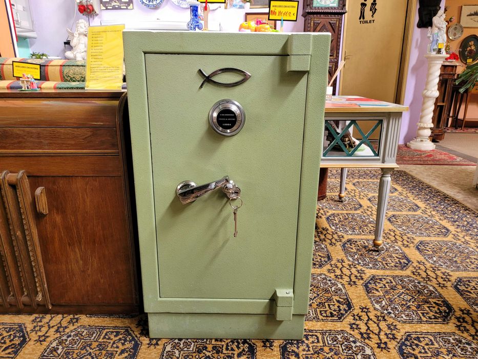 Cofre de marca Chaves do Areeiro - Com chave e código