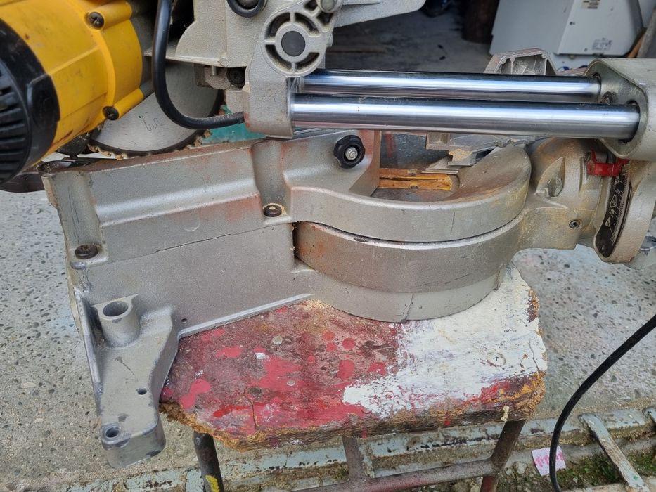 Pilarka ukosnica DeWalt DW712