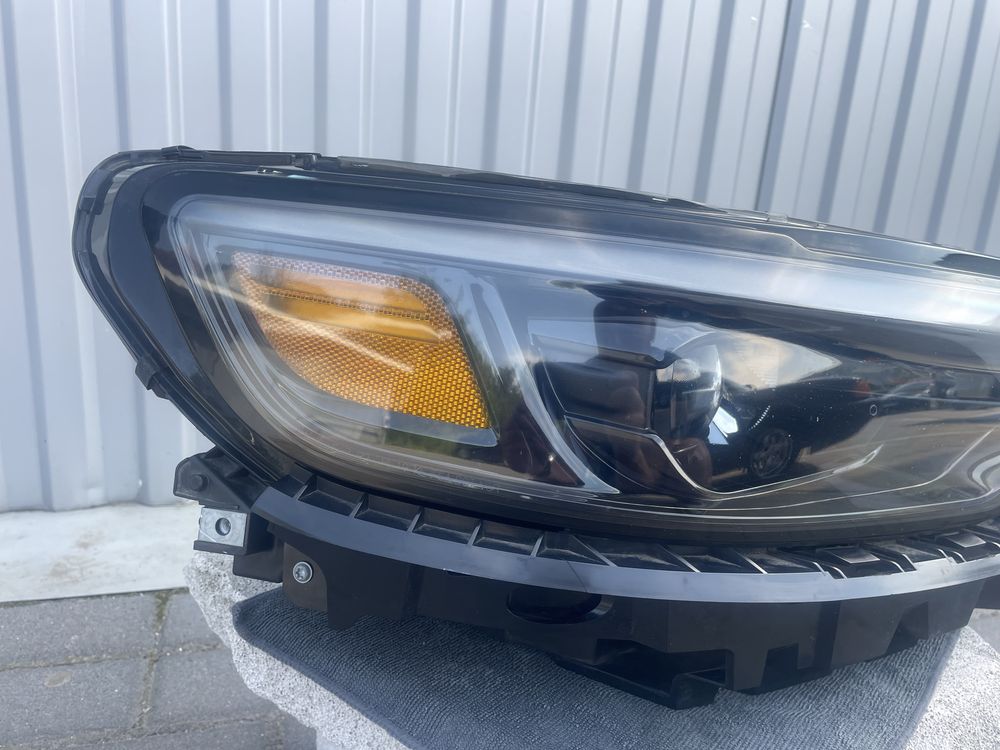 Передня права фара Jeep Cherokee19-21