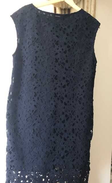 Vistoso vestido todo em renda azul escura marca Pedro del Hierro