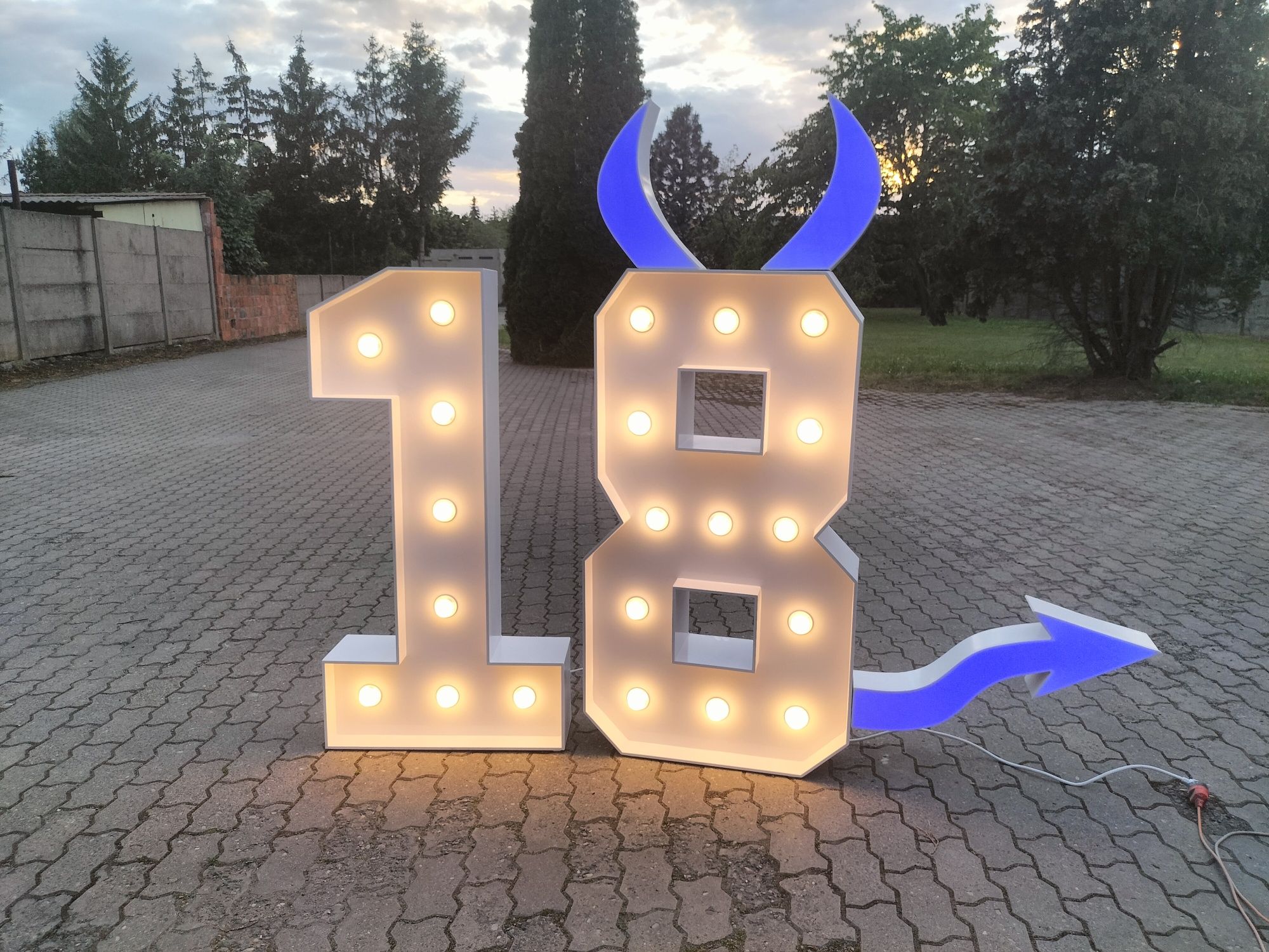 Cyfry 18 podświetlana cyfry LED RGBW osiemnastka świecąca