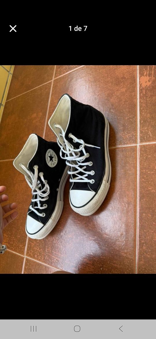 Sapatilhas brancas da marca Converse. Em ótimo estado, usadas, mas bem