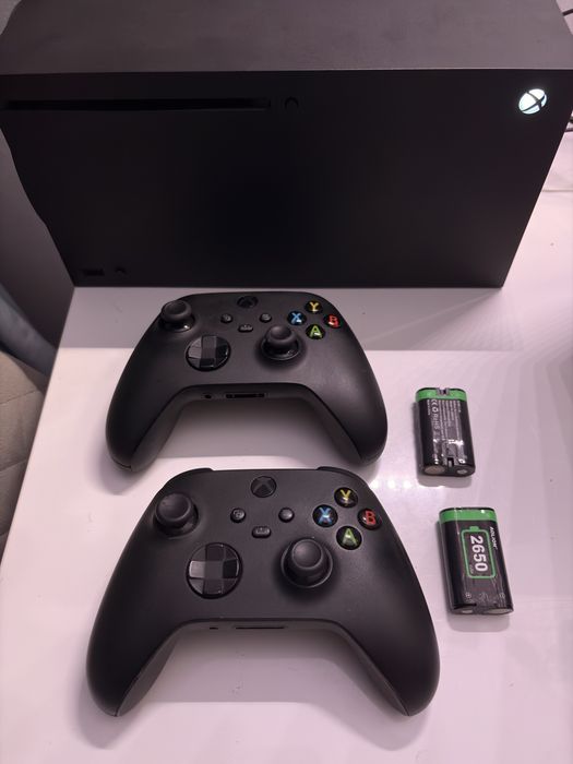 Xbox series x 1tb + 2 pady