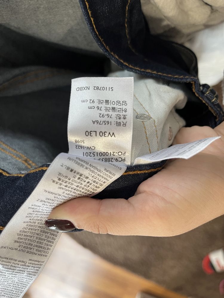 Джинси темно сині Levis slim taper