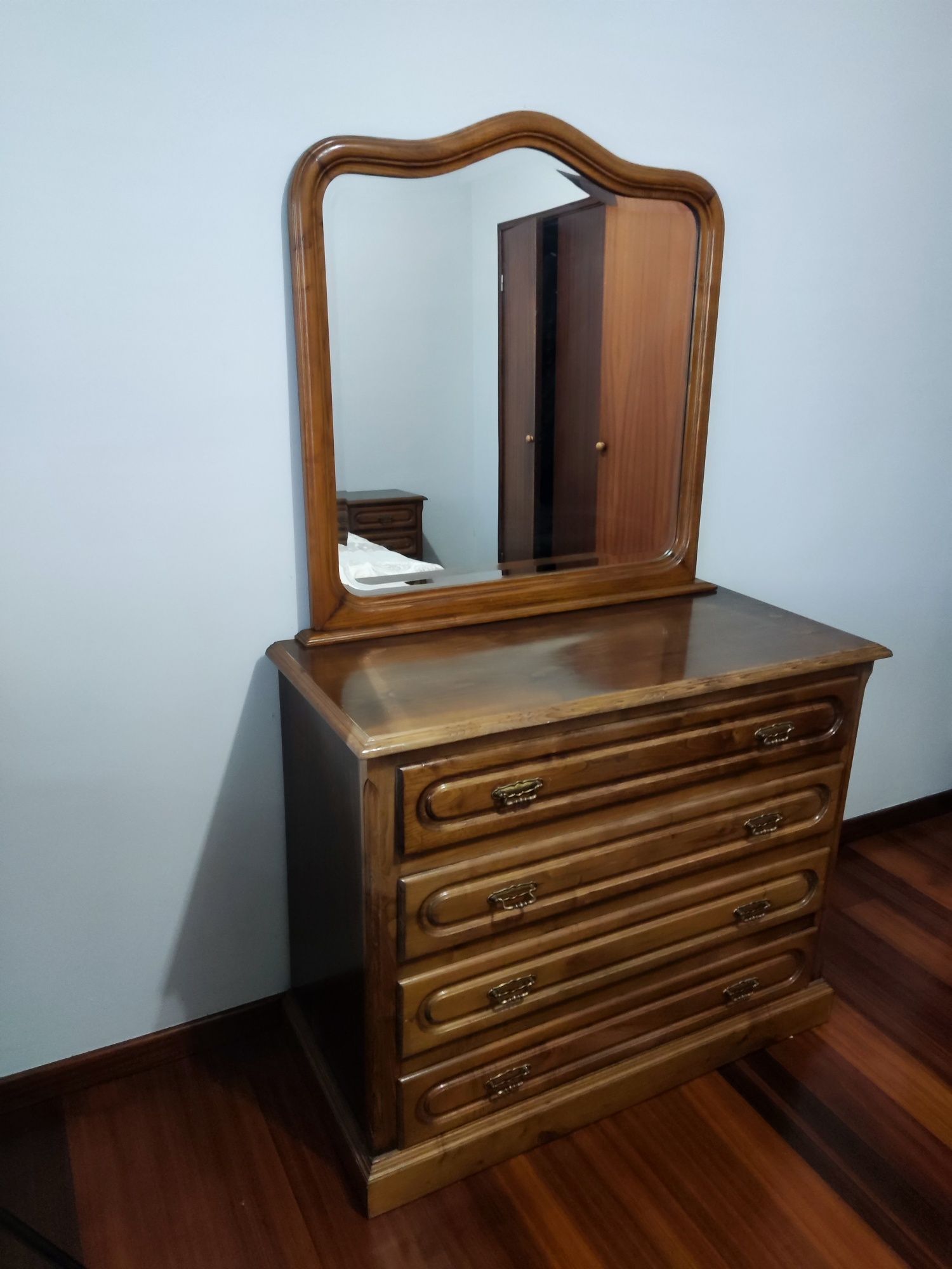 Vende-se Quarto Completo