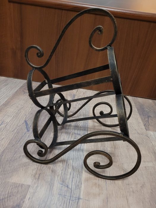 Stojak na 3 butelki wina.