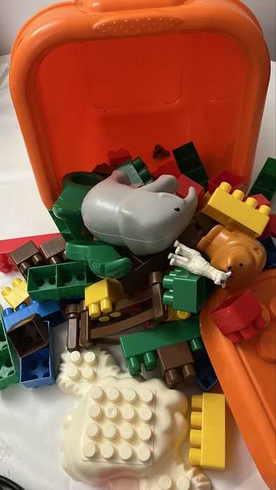 Caixa blocos de construção com animais e peças variadas