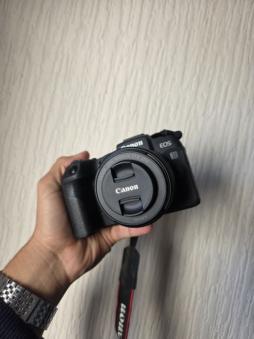 Canon EOS RP [NOVA] com uma mala, lente de 50 mm e carregador
