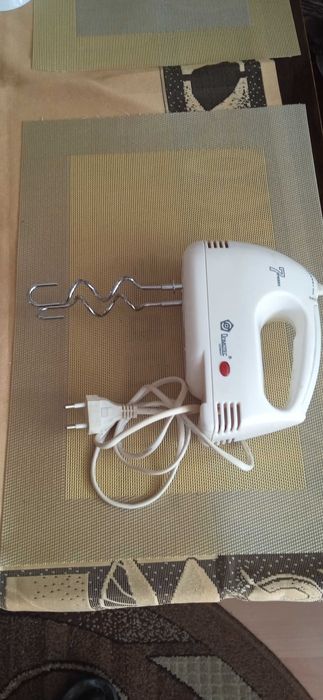 Miksery elektryczne do ciasta.