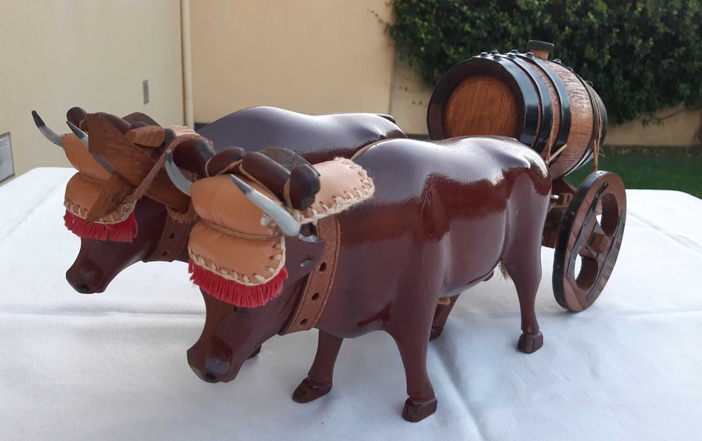 Conjunto de bois feito à mão em madeira - Artesanato