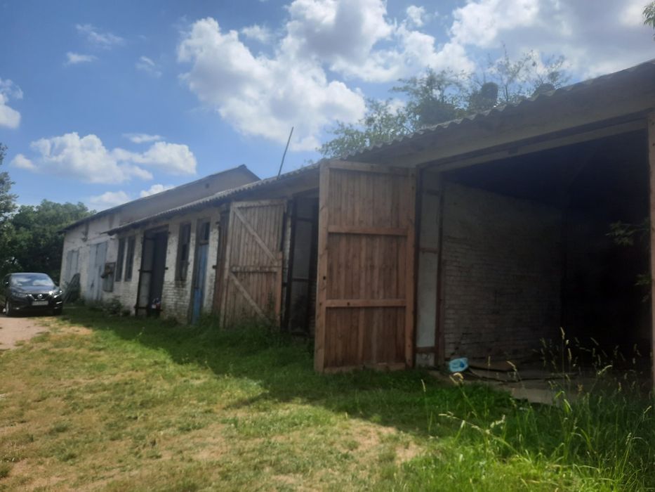Продаж сільськогосподарського комплексу  37,25 Га . Надвірні споруди